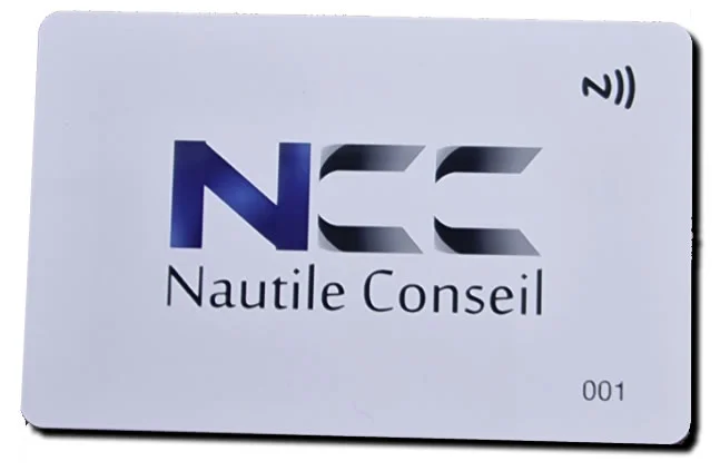 Carte de visite connectée NFC de Nautile Conseil, blanche, portant le logo NCC et le pictogramme sans contact